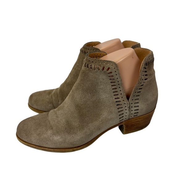 Lucky Brand Womens 7 Bustina Bootie Taupe Laser Cut Slip-On Ankle Boots Low Heel - Picture 1 of 6